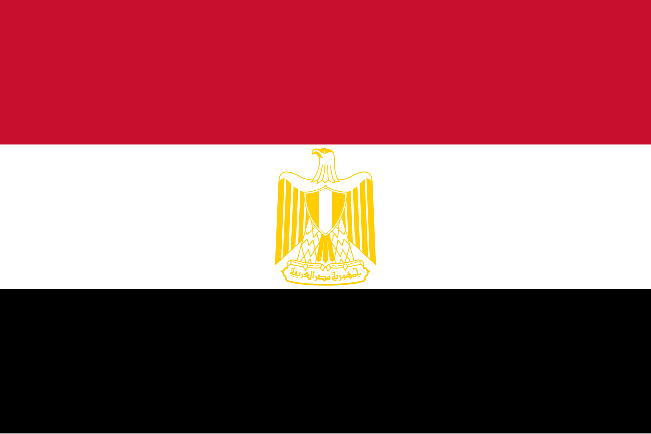 Die Flagge von Ägypten mit drei horizontalen Streifen in Rot, Weiß und Schwarz sowie dem goldenen Saladin-Adler im Zentrum.