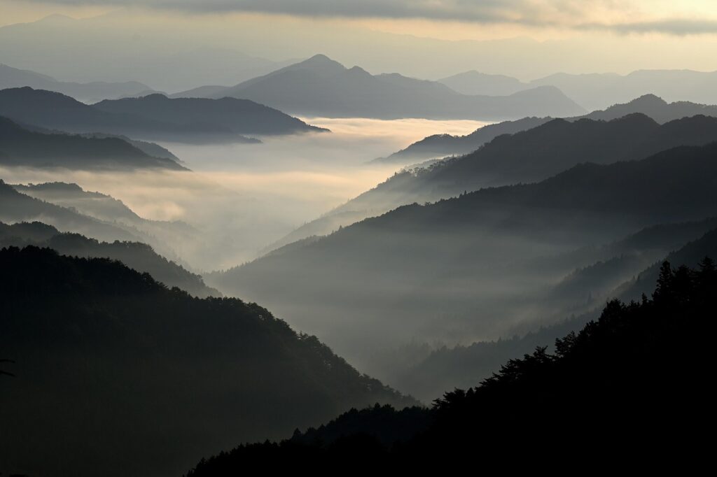 Nebelige Berge
