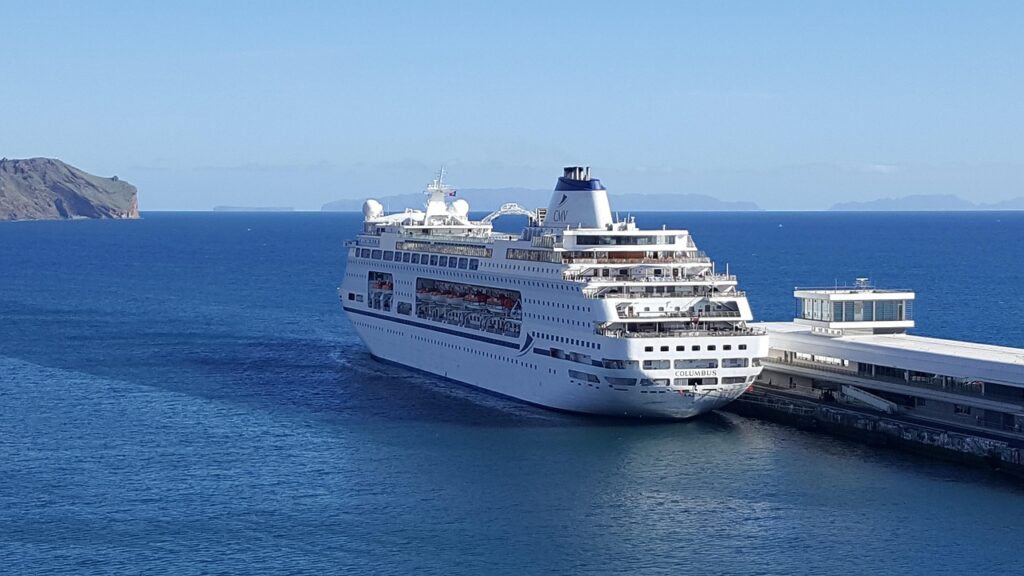 Packliste Kreuzfahrt-Kreuzfahrtschiff auf See