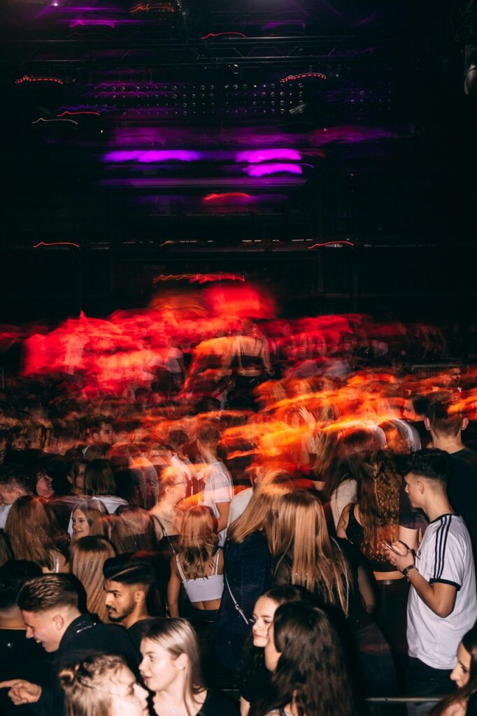 Festival Packliste-Tanzende, verschwommene Menschen