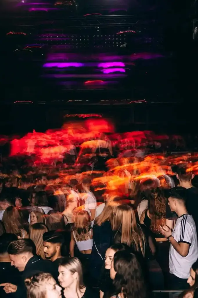 Festival Packliste-Tanzende, verschwommene Menschen