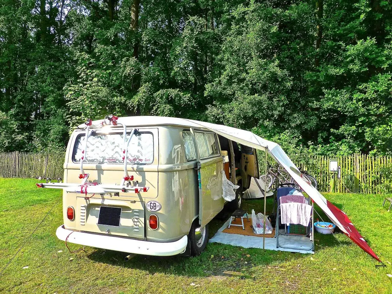 Packliste Camping - Van auf einer grünen Wiese