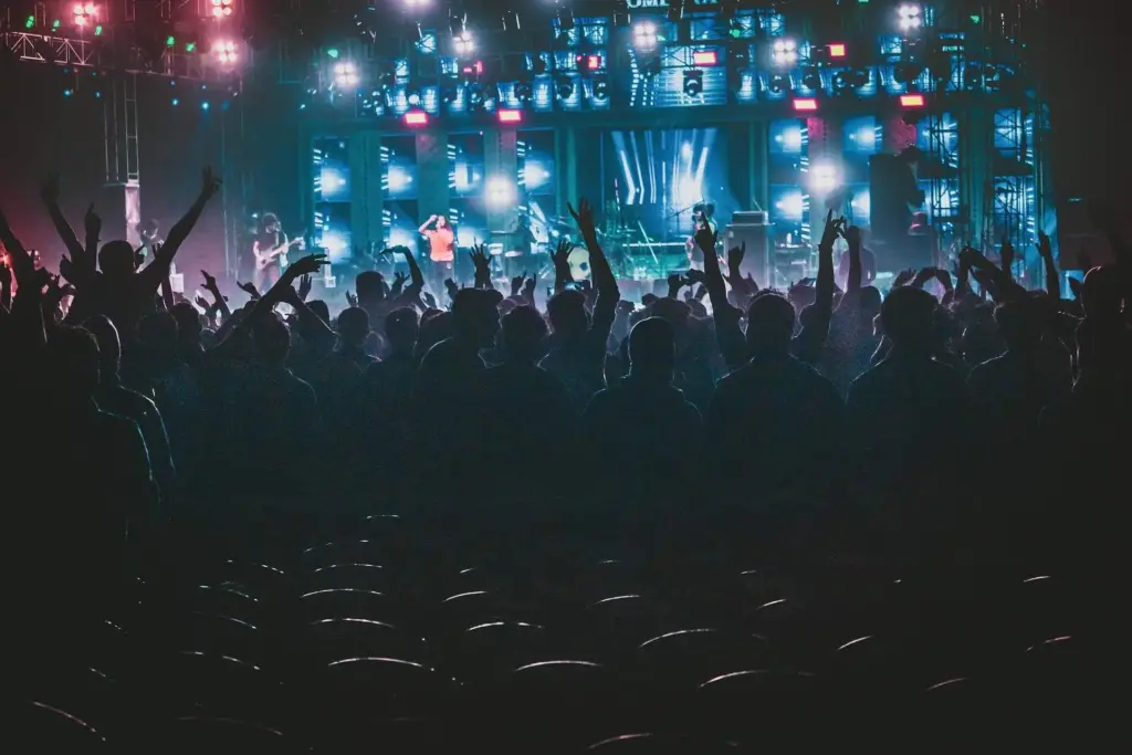 Festival Packliste-Foto von auf einem Festival feiernden Menschen Festival Packliste